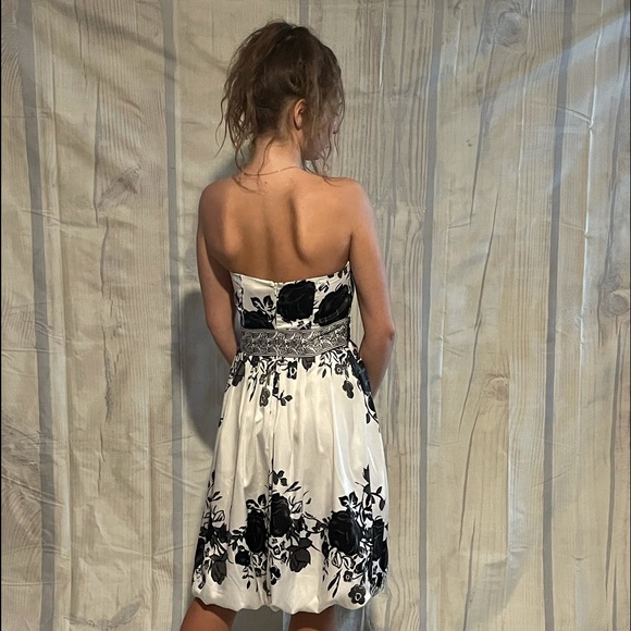 Black and white satin and beaded dress - Picture 2 of 4